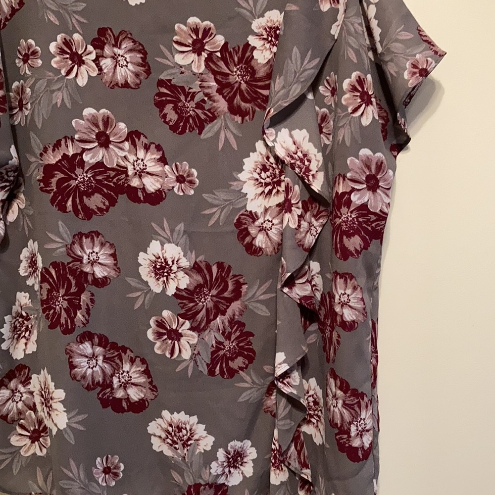 Banana Republic Gray Floral Short Sleeve Blouse with Burgundy Flowers - Picture 4 of 7